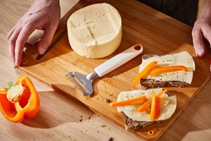 Sajtvágók, sajtkések: milyen típusok léteznek, és melyiket hogyan kell használni?